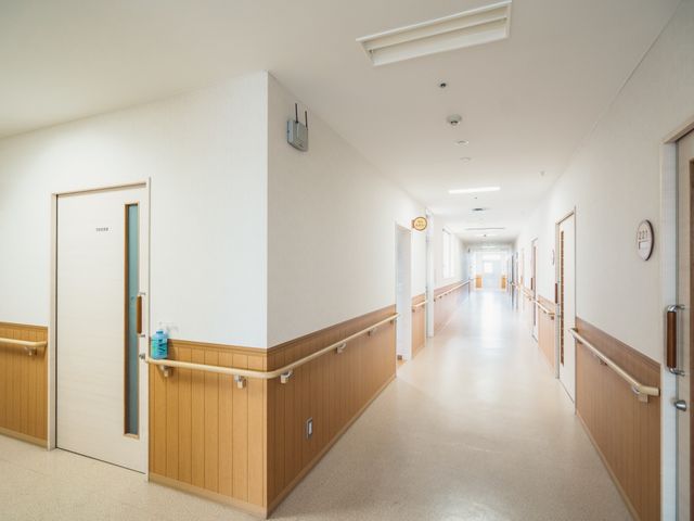 明るい廊下 通路 手すり付きで広々とした通路は、来訪者の移動も安心です。清潔で落ち着いた雰囲気が漂う空間を是非ご体感ください。