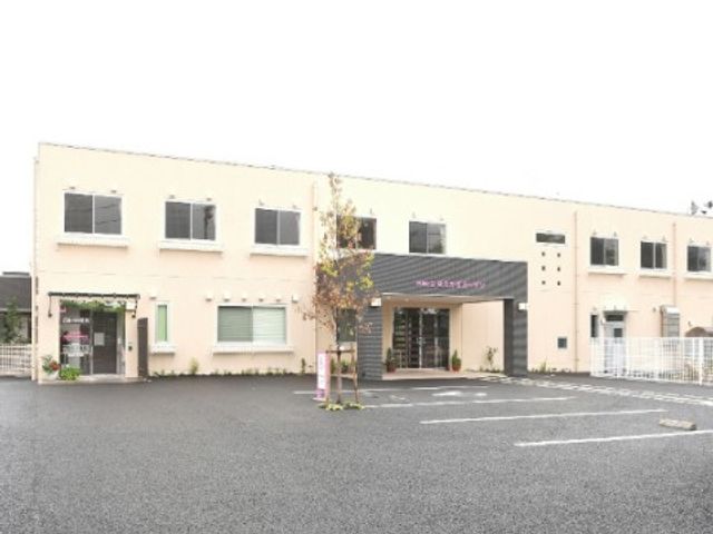 穏やかな雰囲気のエントランス 外観 温かみのあるエントランスは、訪れる人々を優しく迎え入れます。ゆったりとした時間が流れる場所で、新しい職場を考えてみませんか。