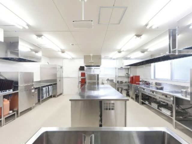 清潔なキッチン 調理場 広々としたキッチンは最新の設備が整い、調理作業が快適に行えるよう設計されています。衛生管理も徹底された空間です。