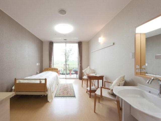 快適な個室居室 居室 広々とした明るい居室では、窓から自然光が差し込み、居心地の良い空間が広がっています。手入れの行き届いた室内は、安らぎのある毎日を約束します。