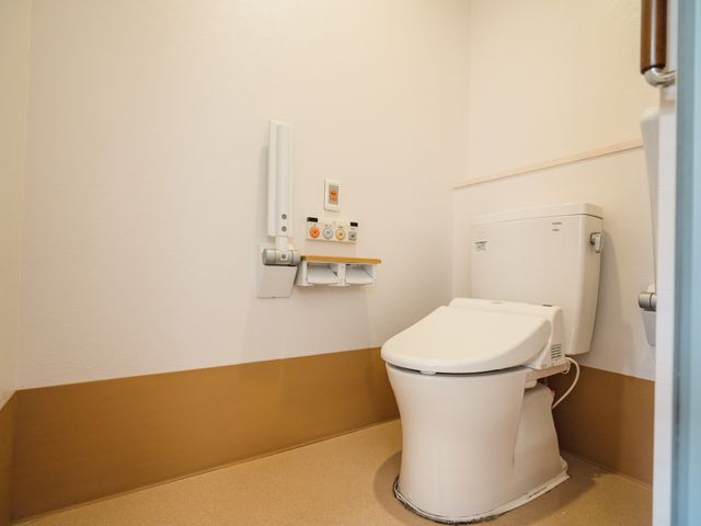 清潔なトイレの一室 トイレ 機能的なトイレが整っており、使い勝手の良さが働く環境を支えています。安心してご利用いただける設備が整っています。