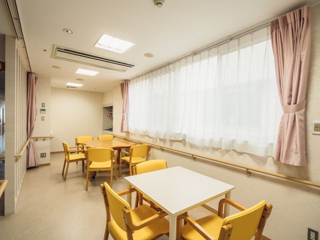 快適なダイニング空間 談笑スペース ゆったりした椅子とテーブルが配置された、明るく清潔な食堂です。ここでの食事時間は、交流の場としても大切にされています。