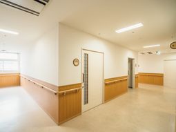 明るい廊下の風景