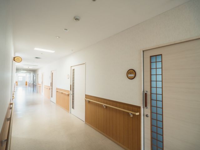 清潔な廊下と部屋の扉 通路 ゆったりとした明るい廊下は、安全に配慮された手すりが備わっており、快適な移動を支えます。