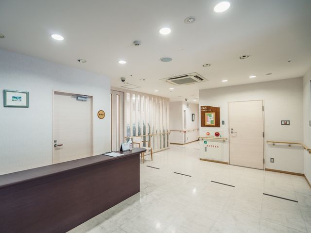清潔なフロントエリア 通路 明るく清潔感のあるエントランスです。訪れる方々が初めて接する受付カウンターは、おもてなしの心が感じられます。