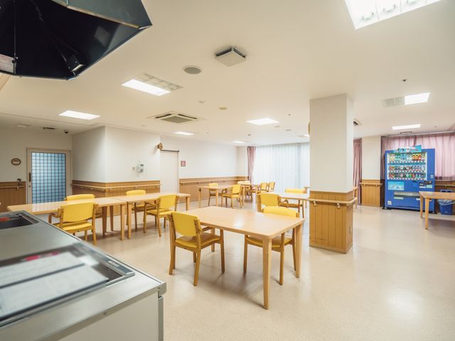 広々とした食堂の様子 食堂 ゆったりとしたスペースのある食堂です。黄色の椅子が明るい雰囲気を醸し出し、共に時を過ごす場としてふさわしいです。