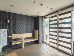 応接エリアのベンチと案内板