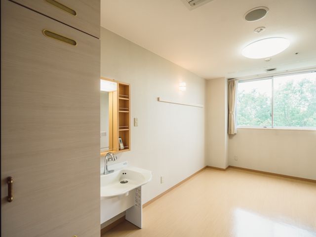 居室のシンプルな内装 居室 清潔感のあふれる居室です。ゆとりのあるスペースで、ゆったりとした時間を過ごしていただけます。
