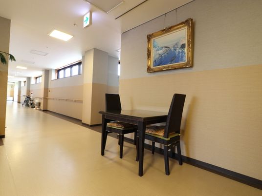 清潔感のある廊下の一角