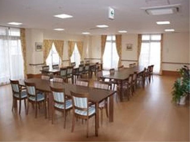 広々とした明るい食堂 食堂 開放的な空間の食堂です。窓からの自然光が入り、明るく落ち着いた雰囲気で食事ができます。