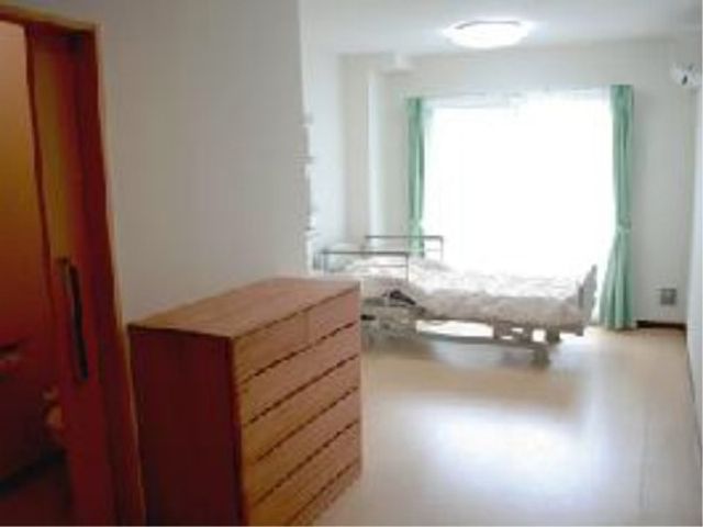 清潔な明るい居室 居室 開放感のある居室です。窓からの自然光が入り、快適に過ごせる空間を提供しています。