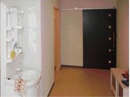 居室の洗面台と入口