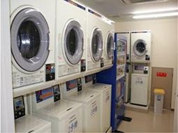 洗濯機並ぶ清潔なスペース