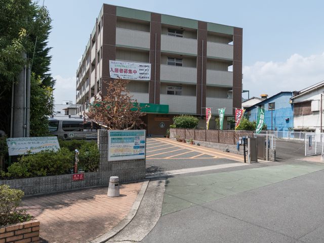 快適な外観の施設入口 外観 ゆとりあるエントランスは、安心して日々の業務を始めることができる、迎える風景です。