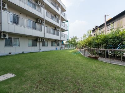 緑の中庭と建物