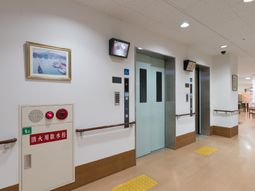 廊下にエレベーターと絵画