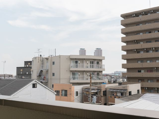 都市の景観 屋上 開放的なバルコニーからは、市街地の眺望を楽しむことができます。新鮮な空気を感じながら、気分転換に最適です。