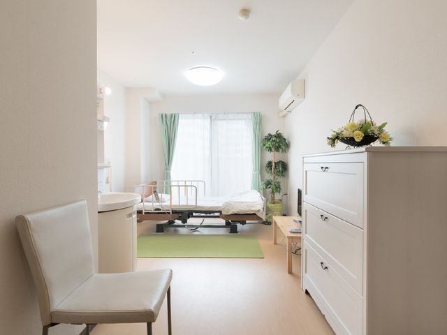 明るく清潔な居室 部屋 広々とした部屋には、必要な設備が整えられ、くつろぎやすい雰囲気です。ゆったりとした環境で働きたい方には理想的な空間と言えるでしょう。