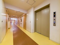 明るい廊下とエレベーター