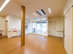 明るい待合室の様子