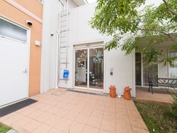 エントランスと緑の樹木