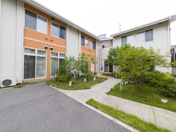 明るい外観の建物
