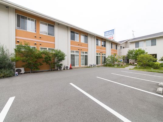 橙色壁の快適施設