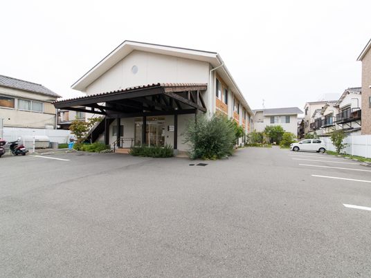広々とした施設のエントランス