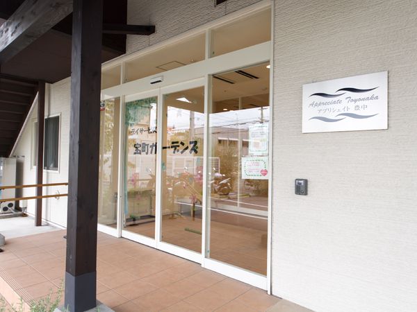 施設のエントランス外観