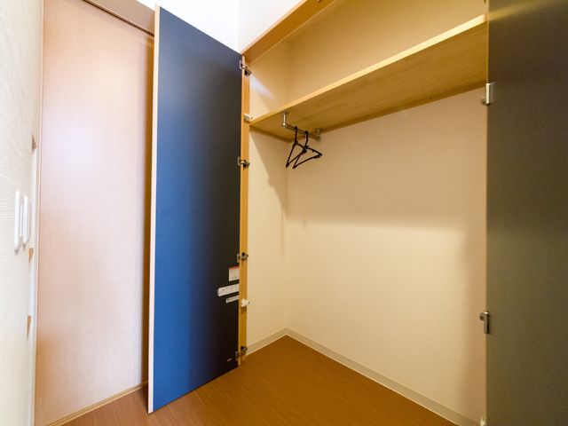 開いたクローゼット扉