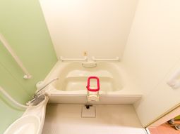 バリアフリー設計の浴室