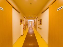 温かみのある廊下の様子