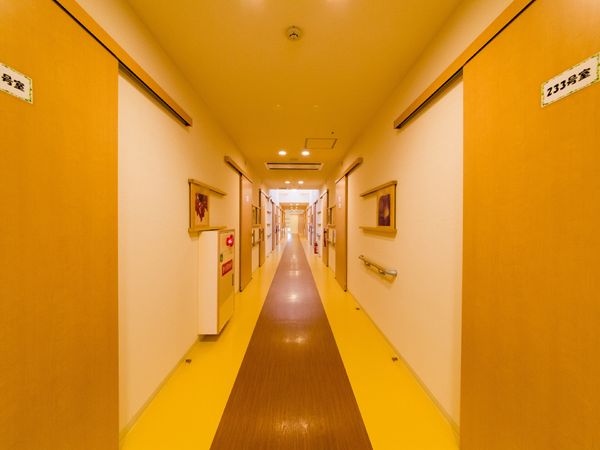 温かみのある廊下の様子