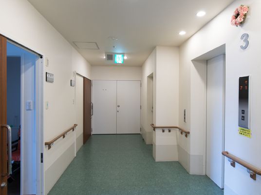 廊下の安全な手すり