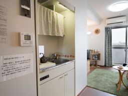 居室内キッチンとリビング