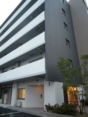 灰色の高層建築物エントランス