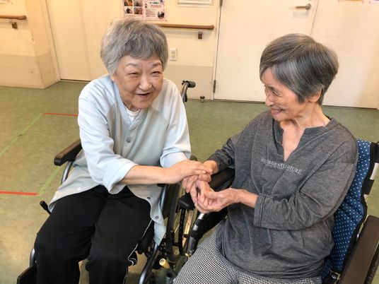 笑顔で手を取り合う人々
