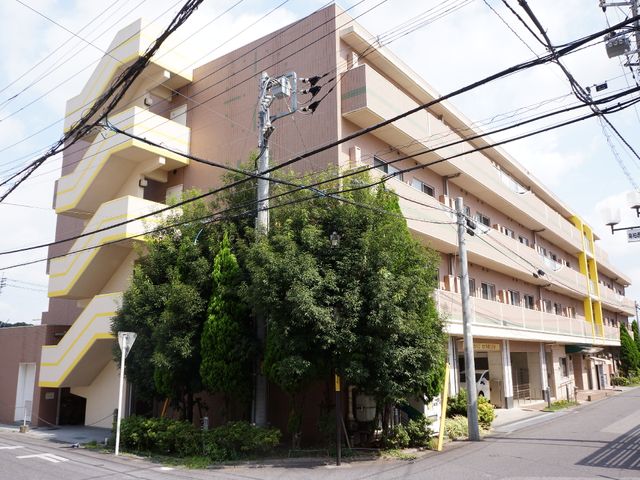 茶色の建物の外観