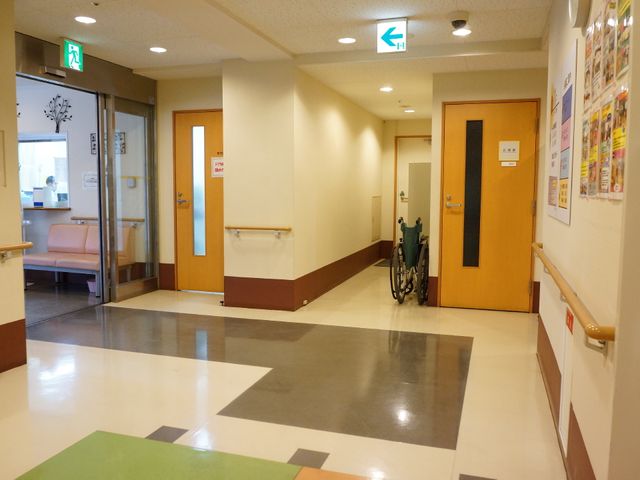 廊下に手すりと車椅子