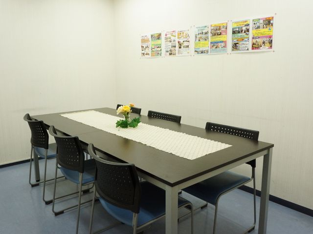 シンプルな会議室の一角