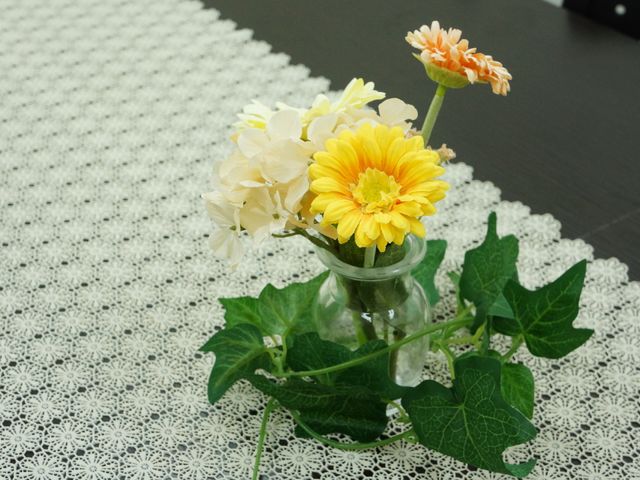 テーブル装飾の花瓶と花