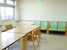 明るい食堂のテーブルと椅子