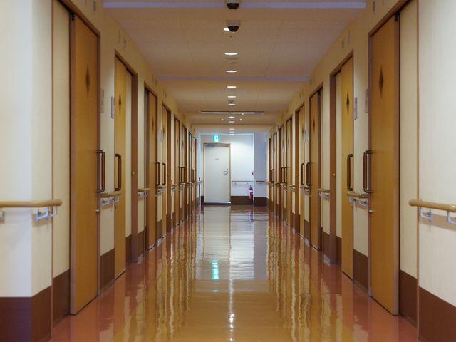 清潔な施設の廊下