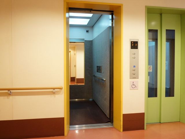 バリアフリーのエレベーター口