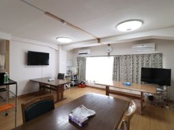 広々とした明るい食堂