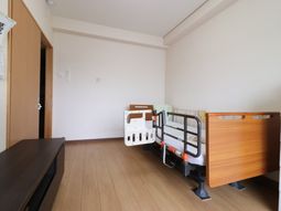明るい居室の様子