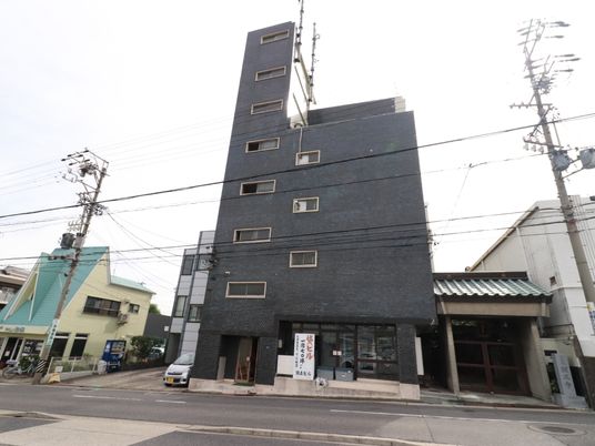 黒い外壁の高層建築