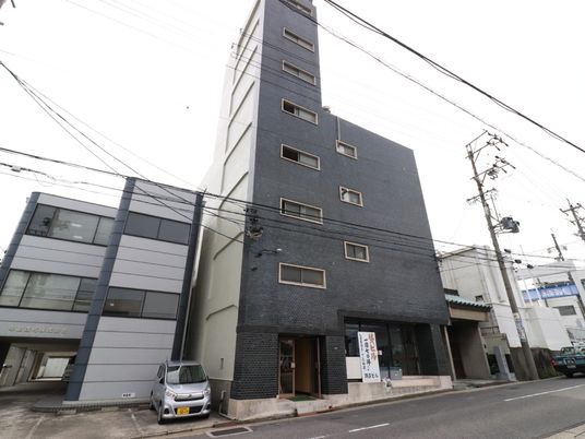 多階層の建物外観