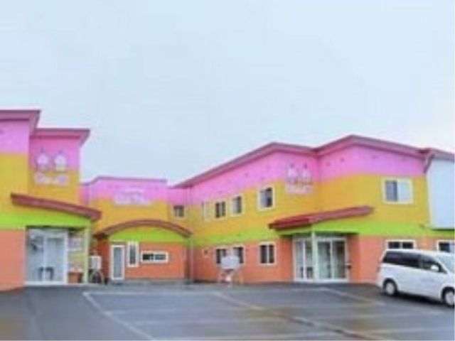 カラフルな建物の外観 外観 鮮やかな色彩を施したこの建物は、来館者を明るい気持ちにさせる外観です。駐車場も広く、来訪が便利です。