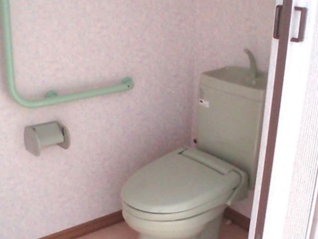 バリアフリートイレ トイレ 手すりが設置された安全なトイレ空間です。日々の生活に安心を提供しています。